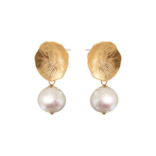 Gold stud earrings with pearls